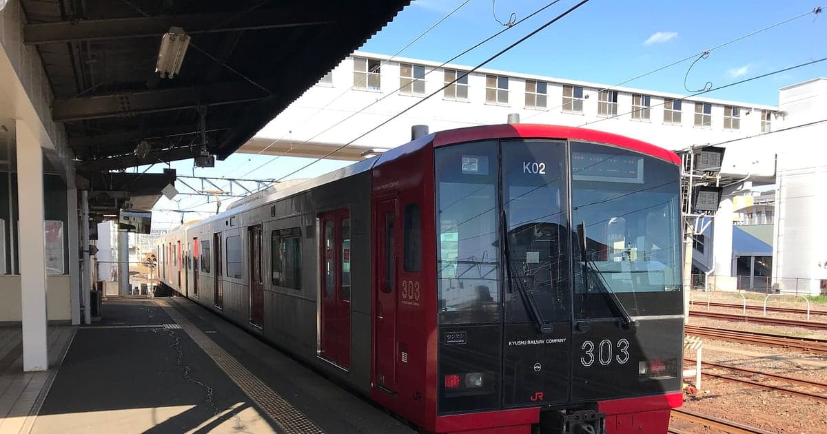 JR唐津駅に停車する筑肥線の列車と唐津くんちの曳山