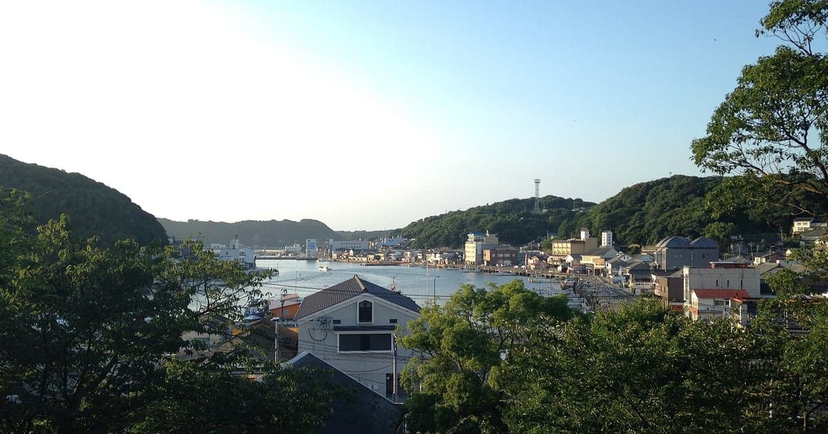 佐賀県唐津市呼子町の呼子くんちで町を練り歩く親子鯨の山車のイメージ