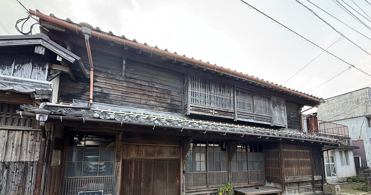 呼子朝市通りから望む呼子大橋