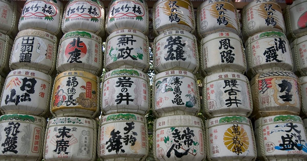 唐津の酒蔵で仕込まれる日本酒と唐津焼のおちょこ