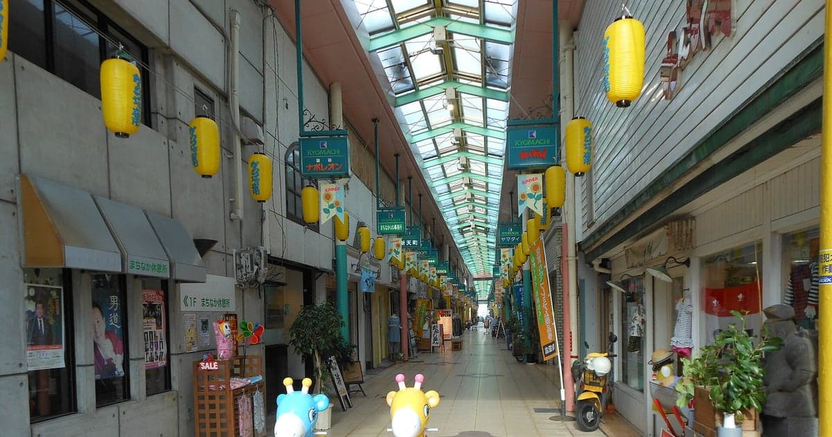 唐津市中心部・京町商店街のアーケード通り