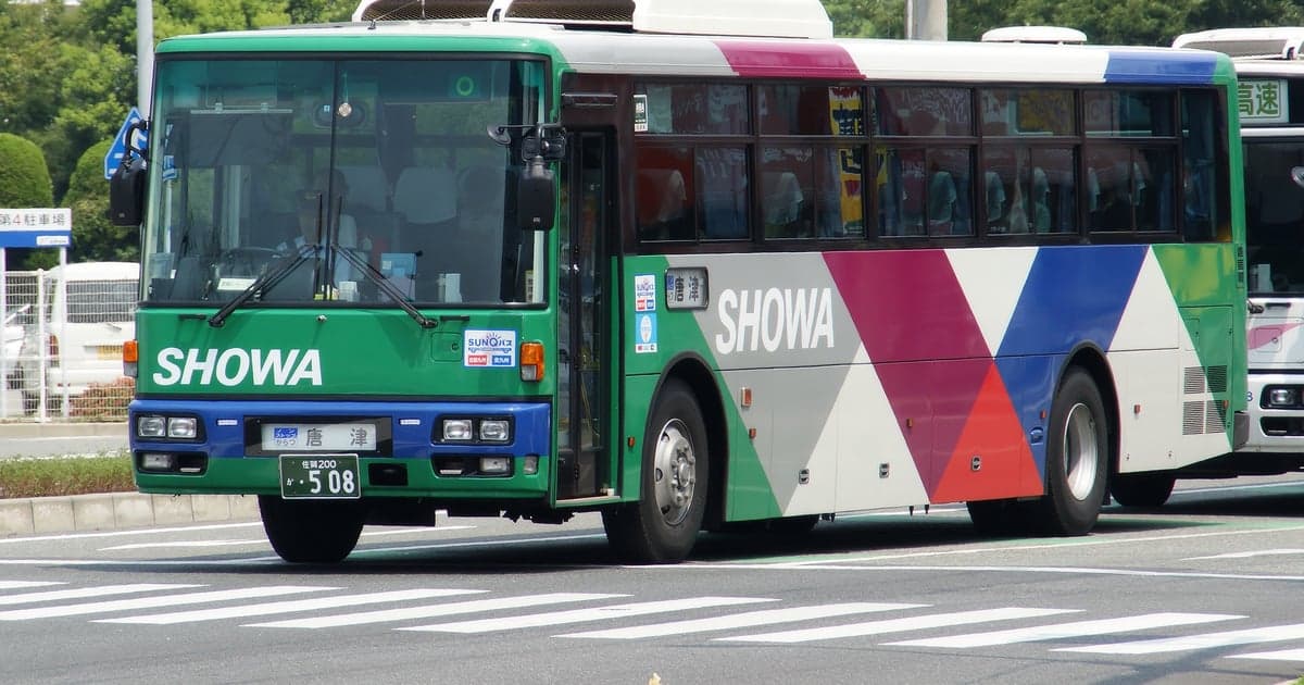 唐津市中心部のバスセンターに停まる路線バス