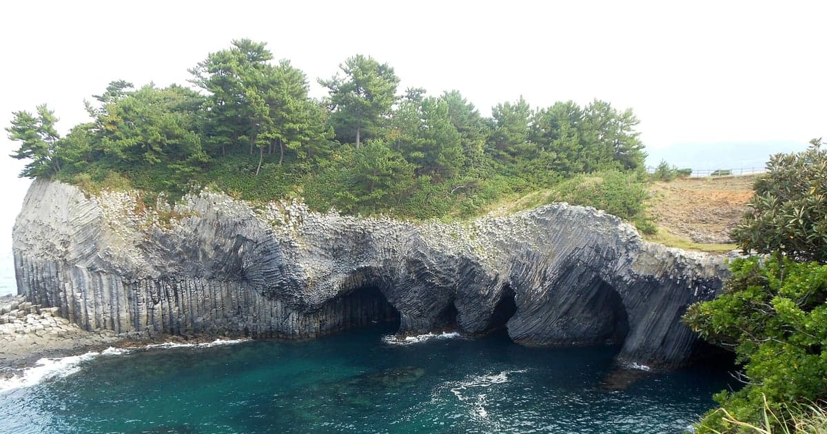 佐賀県唐津市の七ツ釜と波戸岬に広がる玄界灘の絶景
