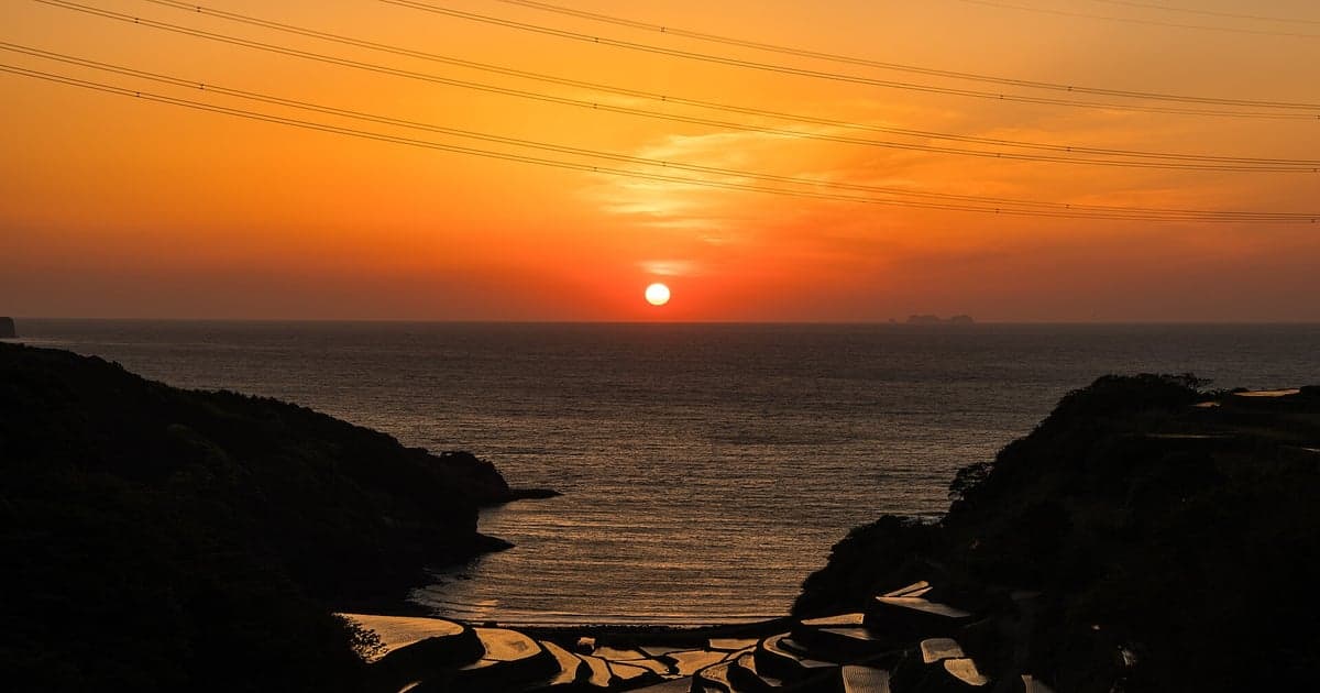 佐賀県玄海町、玄界灘に面した斜面に広がる浜野浦の棚田