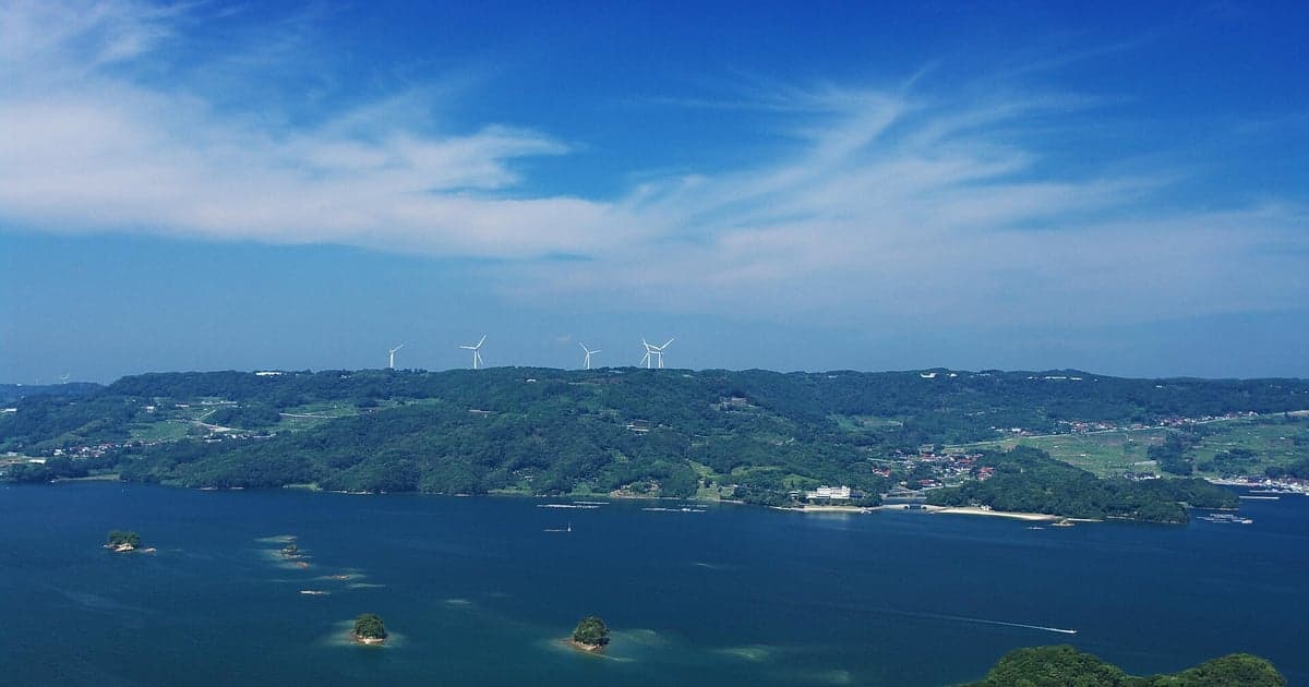 伊万里湾に大小の島々が浮かぶ唐津市肥前町のいろは島の眺め