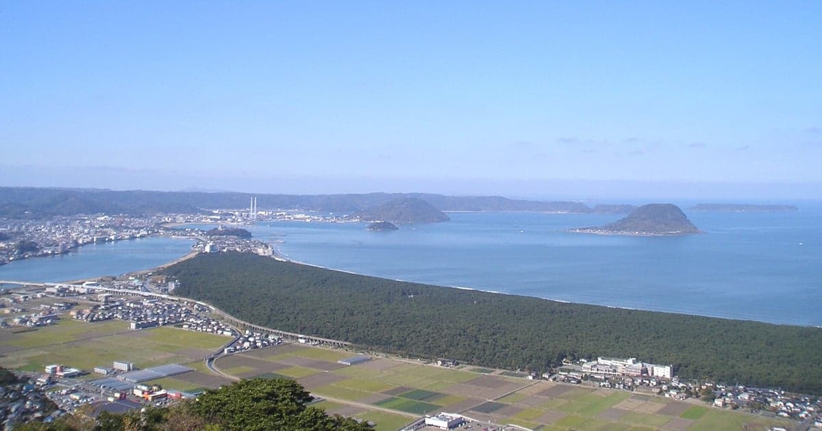 鏡山山頂から望む唐津市街と虹の松原のパノラマ