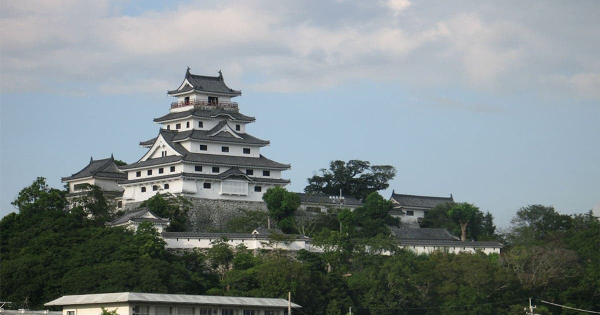 佐賀県唐津市のシンボルである唐津城の天守閣と舞鶴公園の眺め
