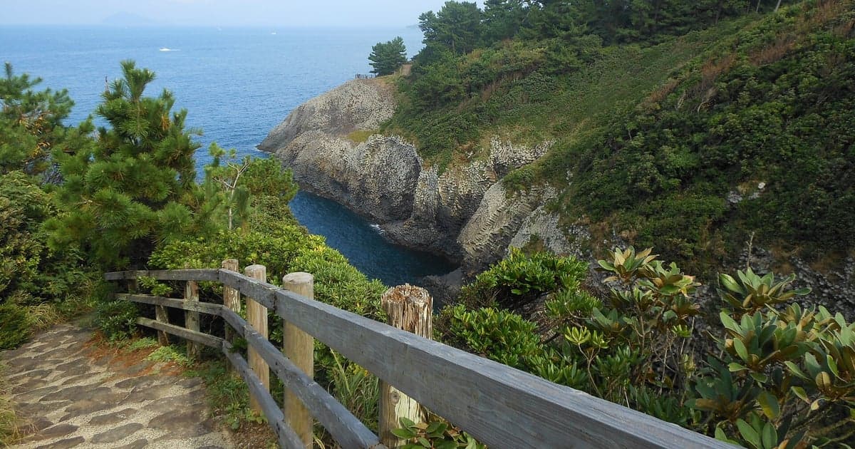 七ツ釜近くの唐津海岸線に広がる岩礁の景観