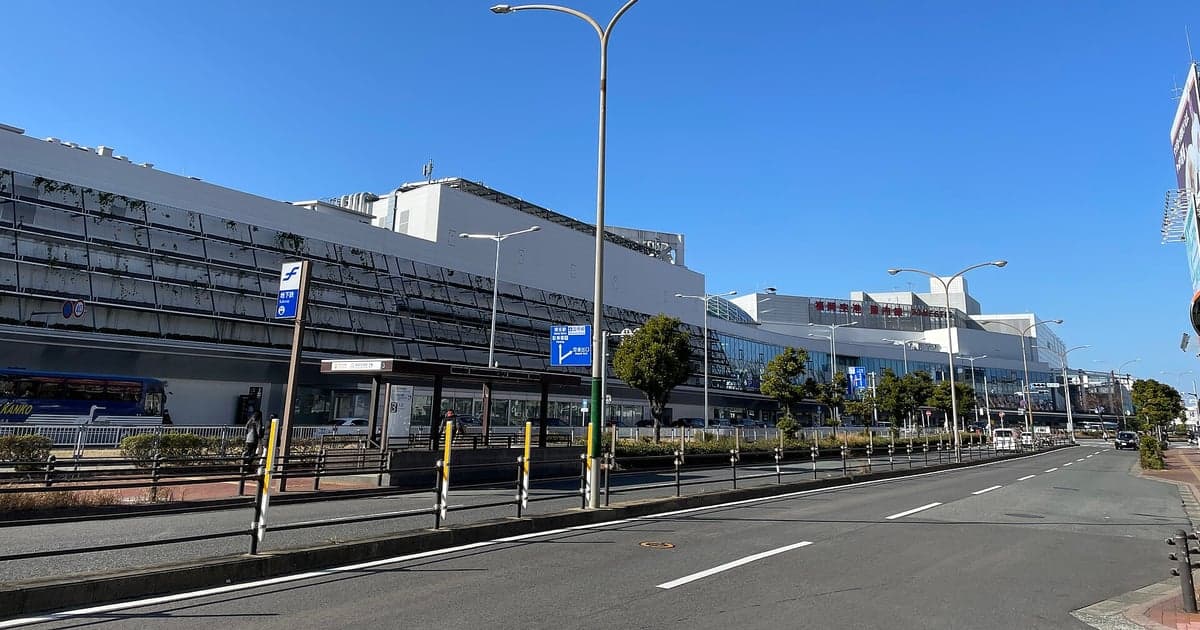 福岡空港から唐津へ向かう高速バスと電車のイメージ