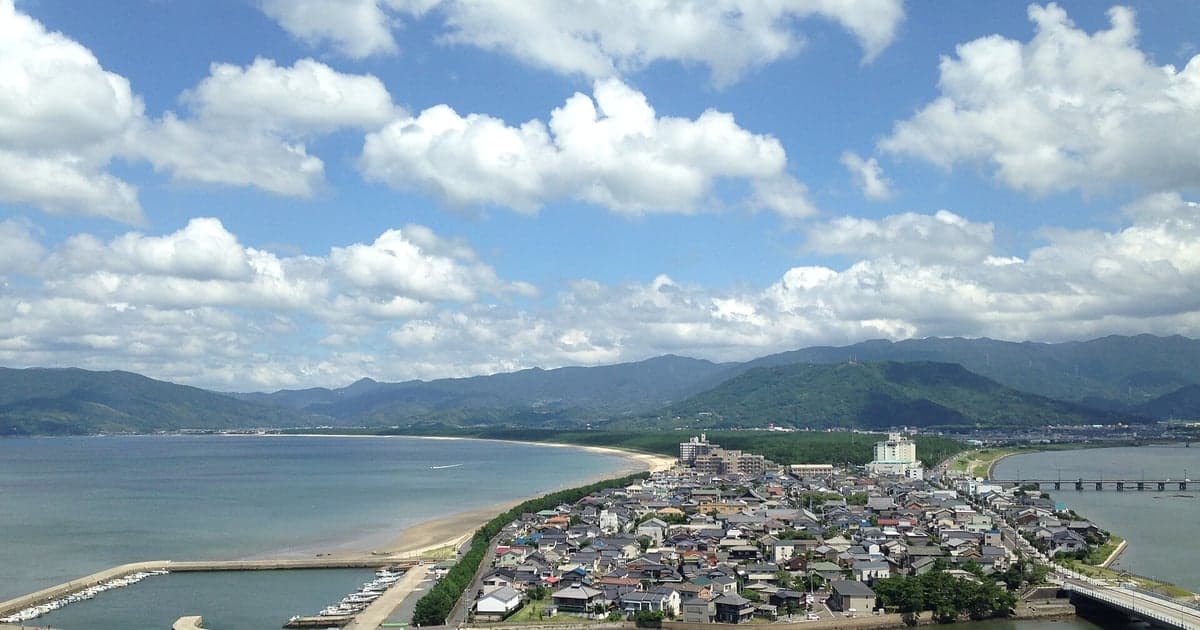 唐津城や虹の松原など唐津市内の観光スポットを俯瞰したイメージ