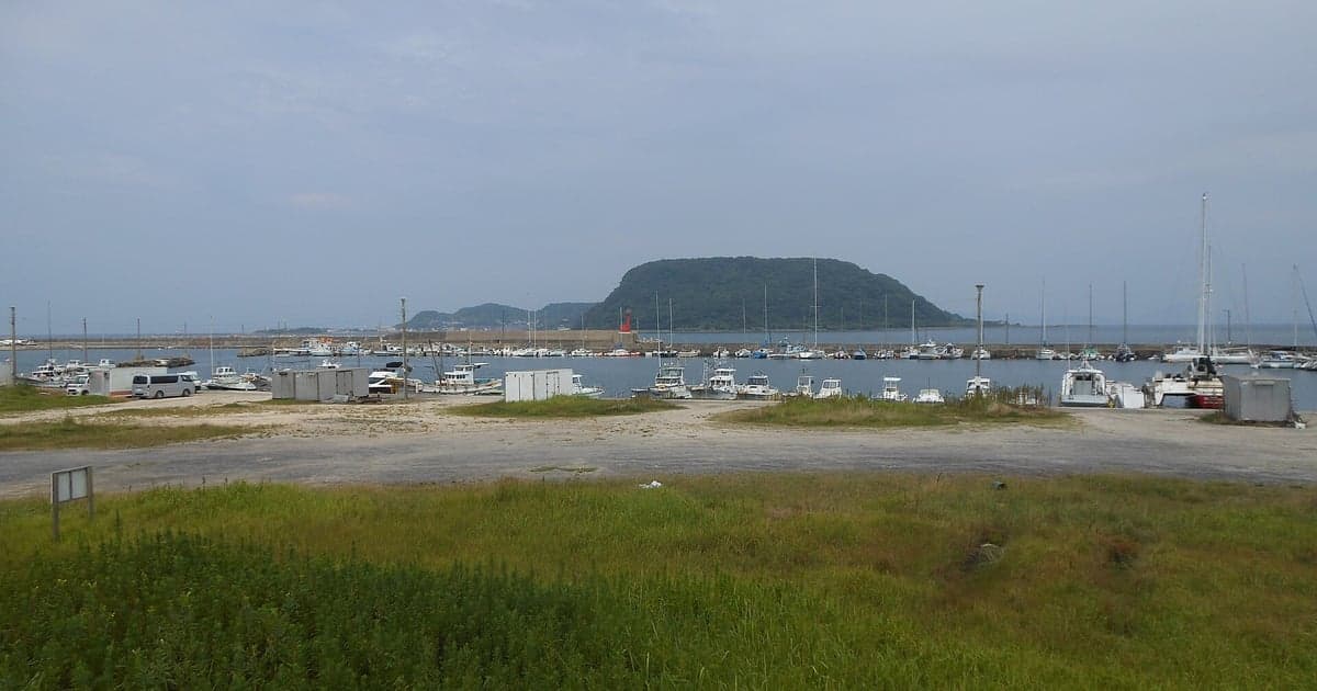 唐津の離島へ向かう定期船と玄界灘の島影