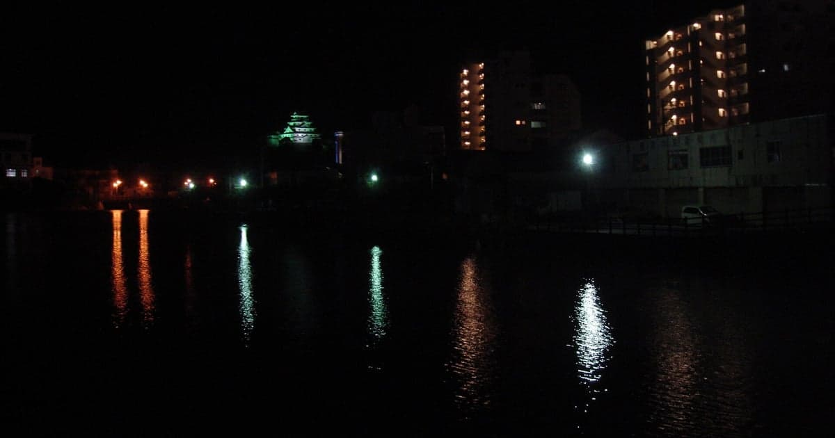 鏡山から望む唐津の夜景とライトアップされた唐津城のイメージ