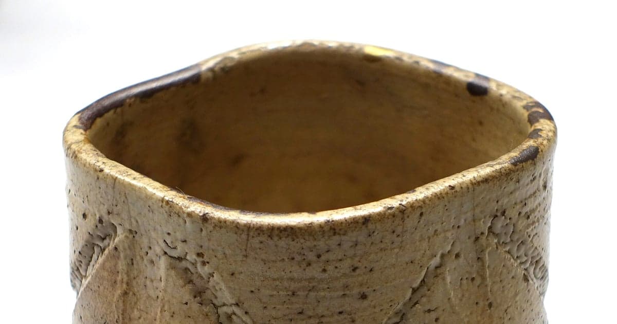 素朴で力強い風合いが特徴の唐津焼の器と窯元の工房風景