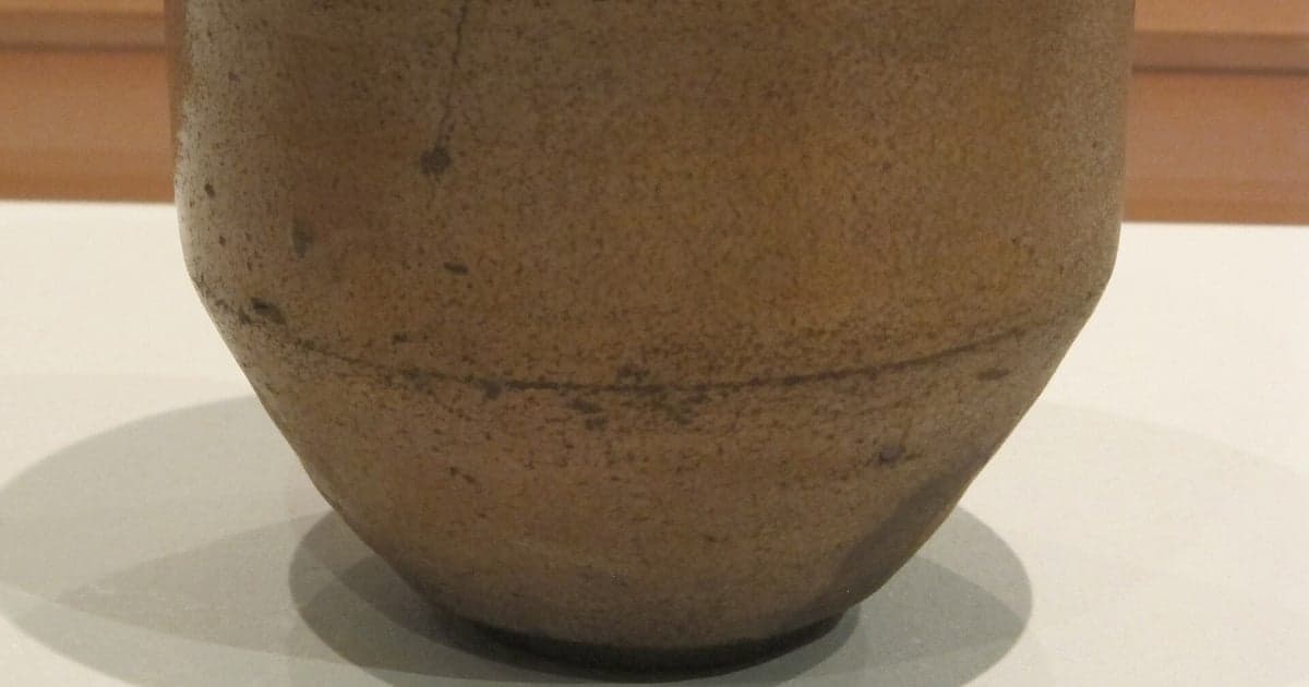 唐津焼の窯元で絵付けや手びねりの陶芸体験をするイメージ