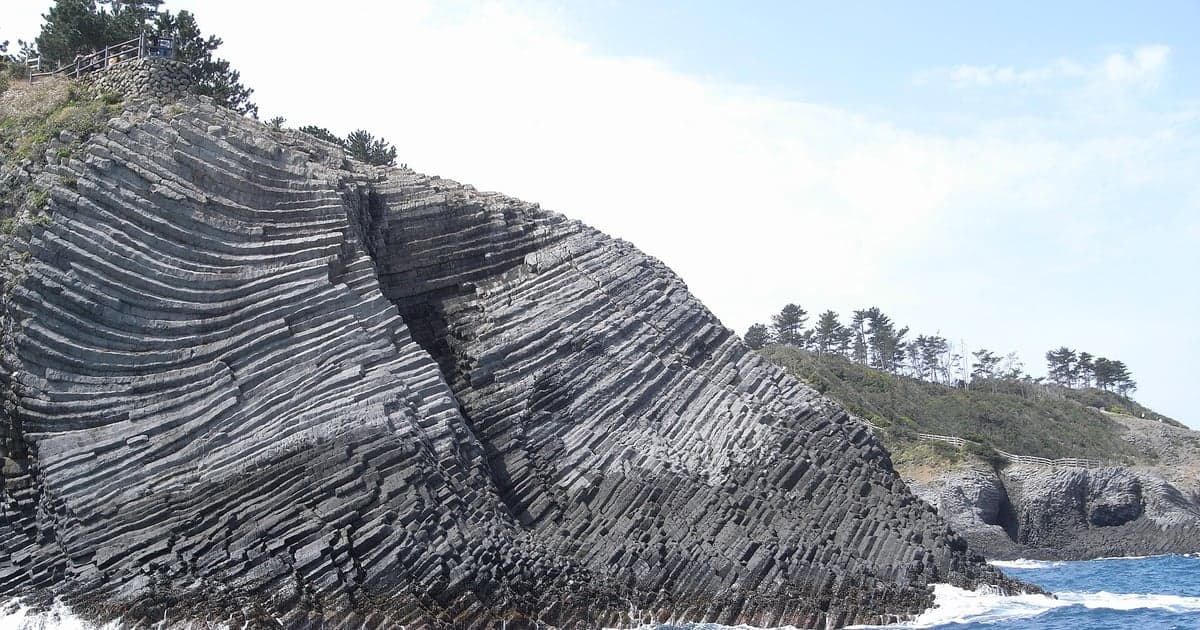 玄武岩の柱状節理が連なる七ツ釜の海食洞