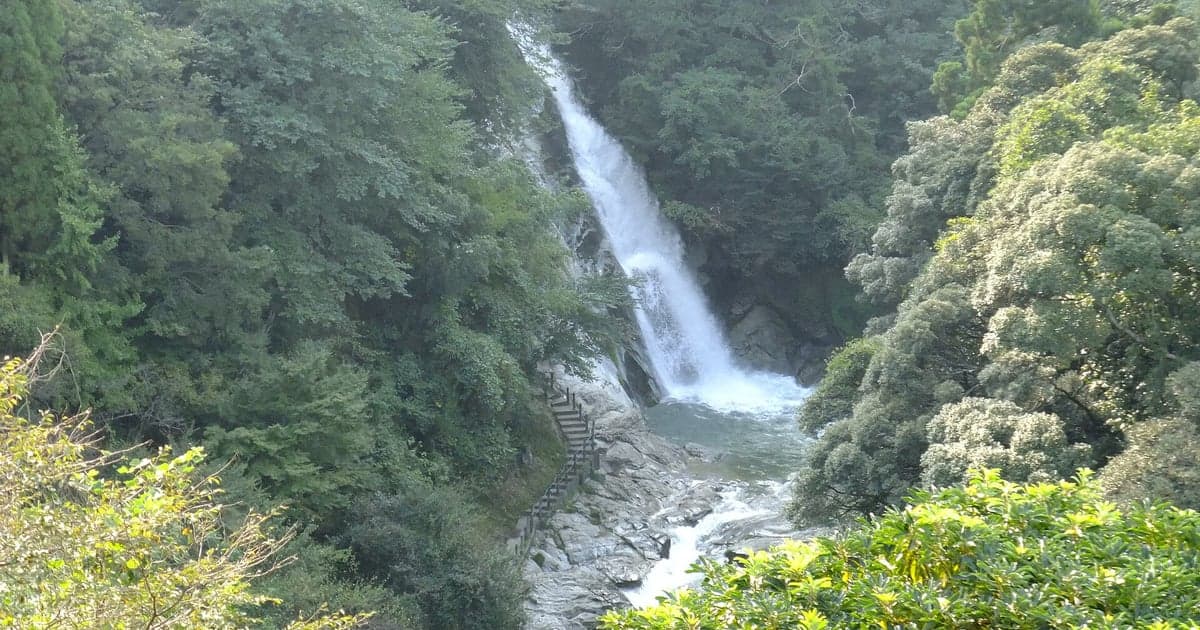 佐賀県唐津市七山の山あいに流れ落ちる観音の滝