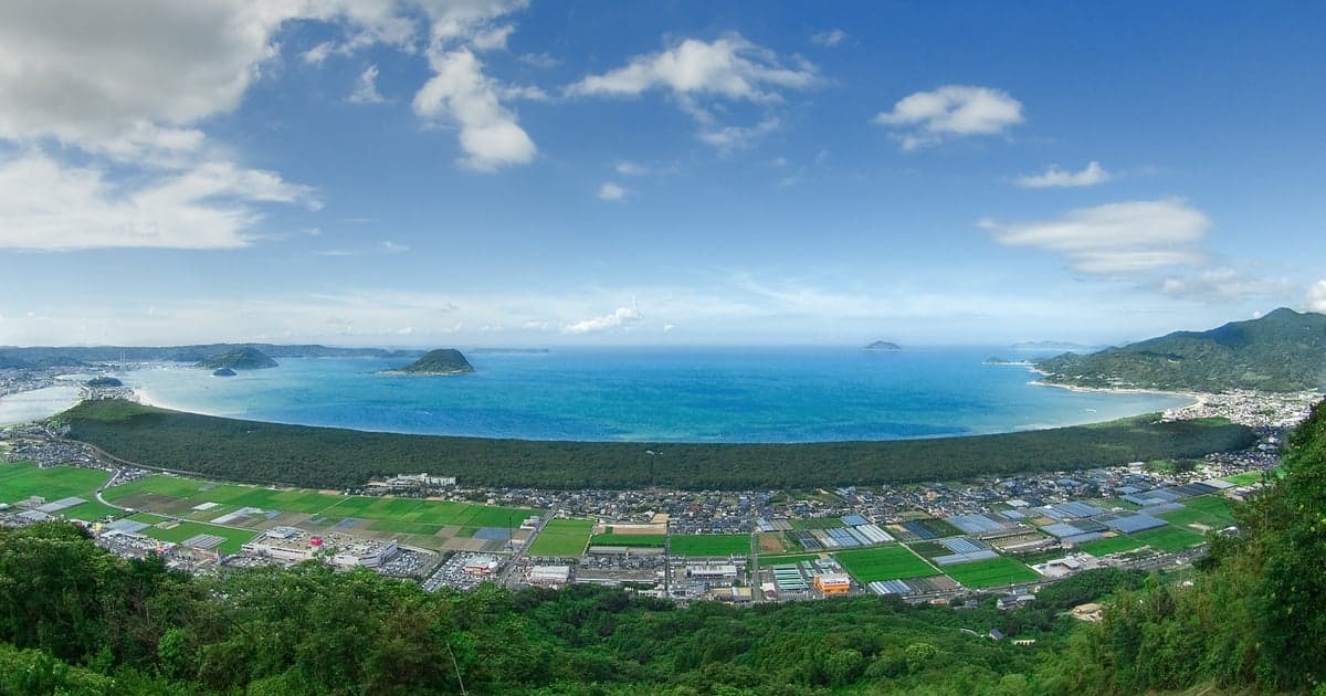 佐賀県唐津市に広がる虹の松原の松林と白い砂浜